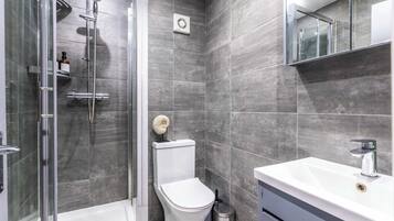 Regadera, secadora de cabello, toallas, shampoo