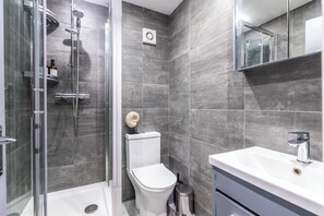 Regadera, secadora de cabello, toallas, shampoo 