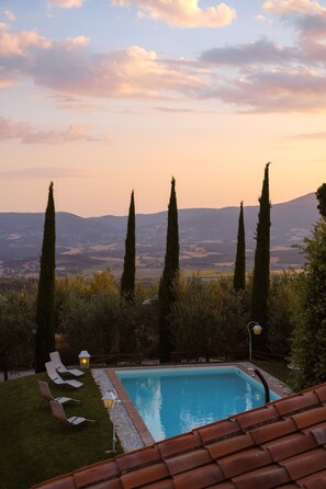 A swimming pool with lounge chairs and a view of distant mountains. - Amazing panoramic house, 5 minutes walking distance to Città della Pieve! (Città della Pieve)