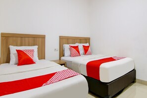 Deluxe Twin Room | Laptop workspace, bed sheets - OYO 90233 The Shine Residence (Pekanbaru)