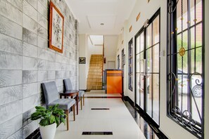 Reception - OYO 90233 The Shine Residence (Pekanbaru)