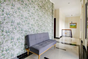 Lobby - OYO 90233 The Shine Residence (Pekanbaru)