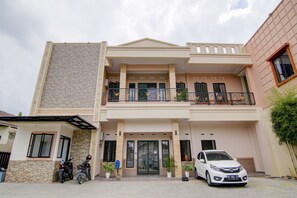 Front of property - OYO 90233 The Shine Residence (Pekanbaru)