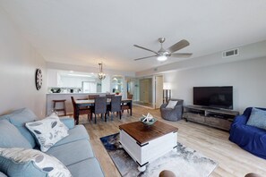 家庭公寓客房, 3 間臥室, 陽台, 海灘景觀 | 客廳 | 智慧型電視
