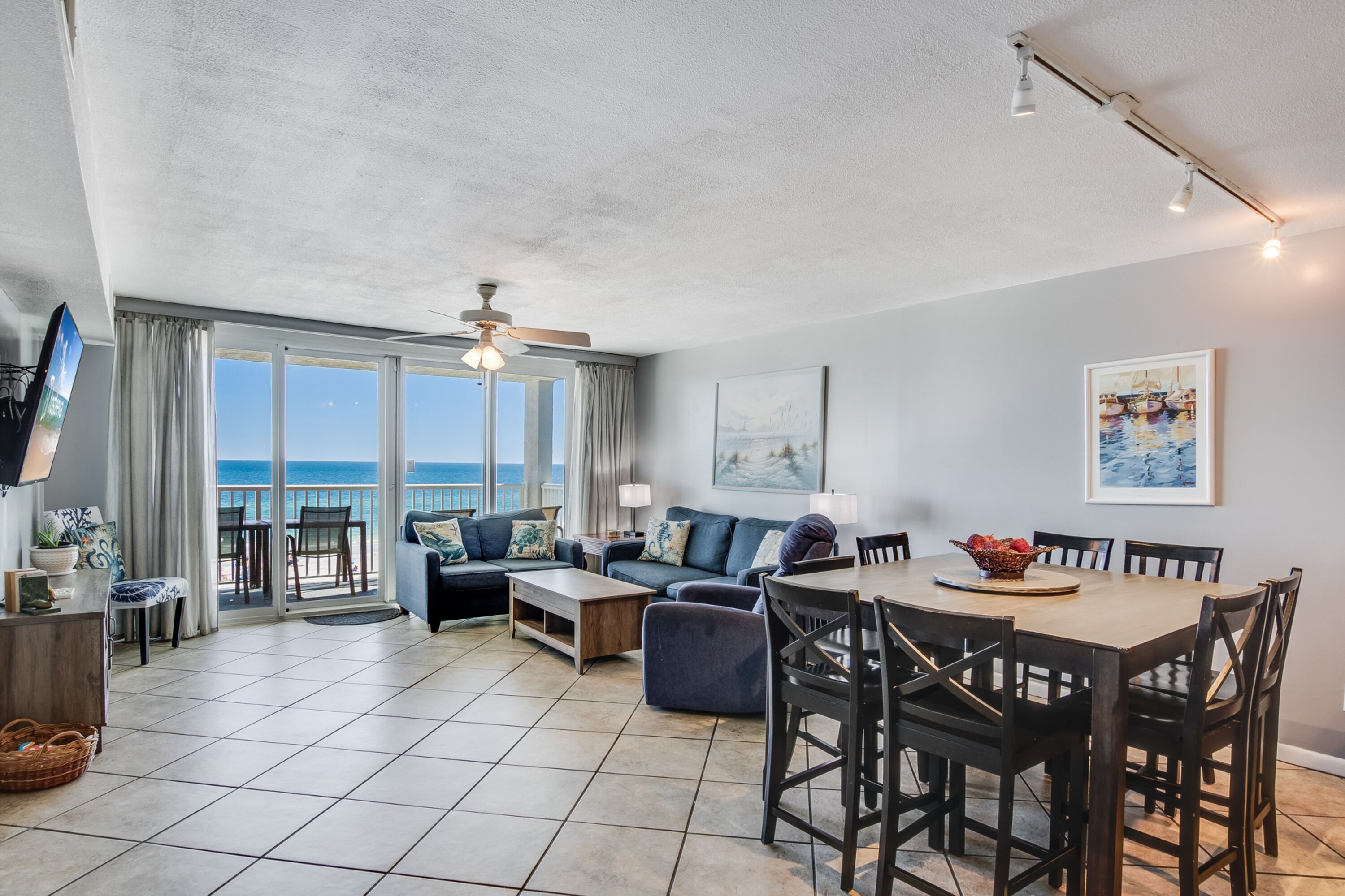 Condo có thiết kế đặc trưng, 3 phòng ngủ, ban công, quang cảnh bãi biển | Phòng khách | Smart TV 