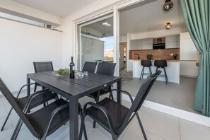 Outdoor dining - Two-bedroom apartment with pool & jacuzzi  (Novalja)
