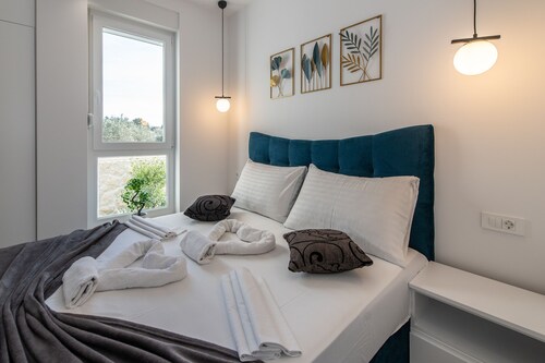 Two-bedroom apartment with pool & jacuzzi 