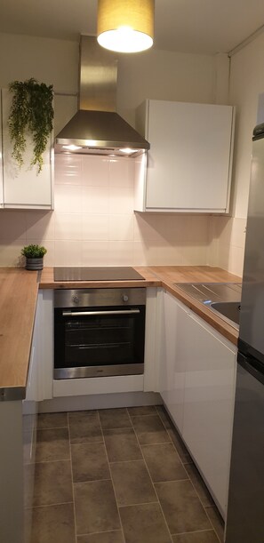 冷蔵庫、電子レンジ、オーブン、コンロ