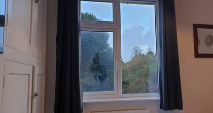 Spacious 5 Bedroom House Near Brighton, Shoreham, and the Beach Ideal for Groups