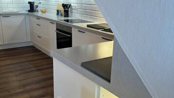 Een koelkast, een magnetron, een oven, een kookplaat