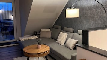 Een smart-tv, boeken, een stereo en een computerscherm