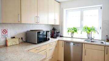 Fridge, microwave, stovetop, dishwasher