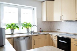 Réfrigérateur, four à micro-ondes, surface de cuisson, lave-vaisselle