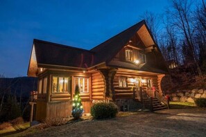 Exterior - Prestigious chalet built exclusively using the Scandinavian log method. <br>LONG TERM STAYS ONLY - 32 NIGHTS MINIMUM (Sainte-Adèle)