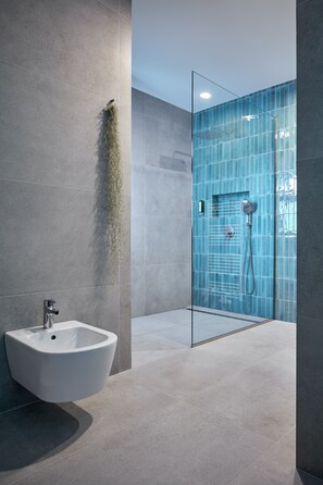 Dusche, Haartrockner, Handtücher, Seife