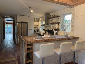 Fridge, microwave, oven, stovetop - Waterfront cottage with private spa, blending rustic and contemporary charm. (Sainte-Agathe-des-Monts.)
