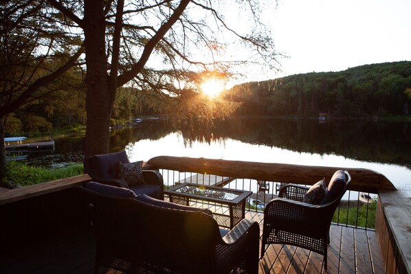 Terrace/patio - Waterfront cottage with private spa, blending rustic and contemporary charm. (Sainte-Agathe-des-Monts.)