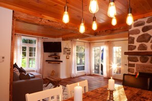 Smart TV, fireplace, offices - Waterfront cottage with private spa, blending rustic and contemporary charm. (Sainte-Agathe-des-Monts.)