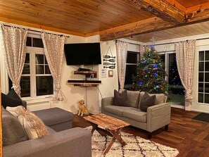 Smart TV, fireplace, offices - Waterfront cottage with private spa, blending rustic and contemporary charm. (Sainte-Agathe-des-Monts.)