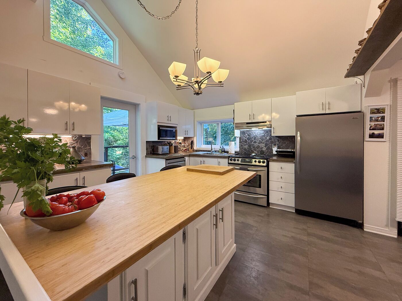 Geladeira, micro-ondas, fogão, cooktop