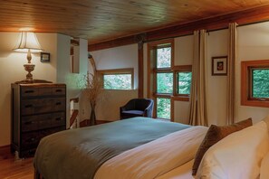 4 bedrooms, desk, iron/ironing board, travel crib