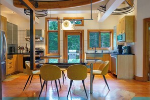 Fridge, microwave, oven, stovetop - Chalet with unique and spectacular architecture! (Val-David)