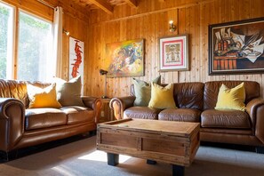 Smart TV, fireplace, DVD player, stereo - Beautiful rustic chalet with a tower and spectacular view. A spa and veranda open all year round. (Sainte-Lucie-des-Laurentides)