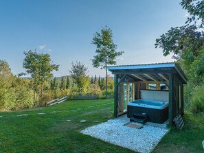 Outdoor spa tub - Beautiful rustic chalet with a tower and spectacular view. A spa and veranda open all year round. (Sainte-Lucie-des-Laurentides)