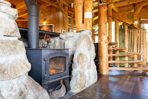 Interior - Beautiful rustic chalet with a tower and spectacular view. A spa and veranda open all year round. (Sainte-Lucie-des-Laurentides)