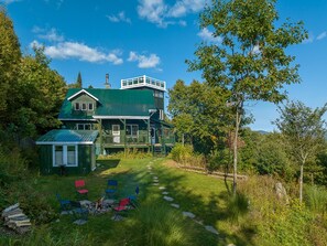 Exterior - Beautiful rustic chalet with a tower and spectacular view. A spa and veranda open all year round. (Sainte-Lucie-des-Laurentides)