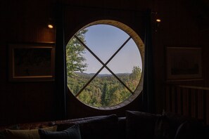 Interior - Beautiful rustic chalet with a tower and spectacular view. A spa and veranda open all year round. (Sainte-Lucie-des-Laurentides)