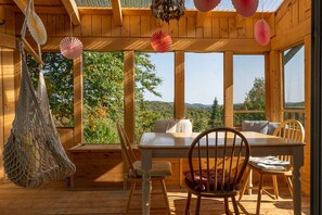 Dining - Beautiful rustic chalet with a tower and spectacular view. A spa and veranda open all year round. (Sainte-Lucie-des-Laurentides)