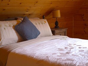 2 chambres, fer et planche à repasser, lit de bébé portatif