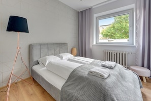 Lägenhet | 2 sovrum, individuell inredning, unika möbler och arbetsyta för laptop