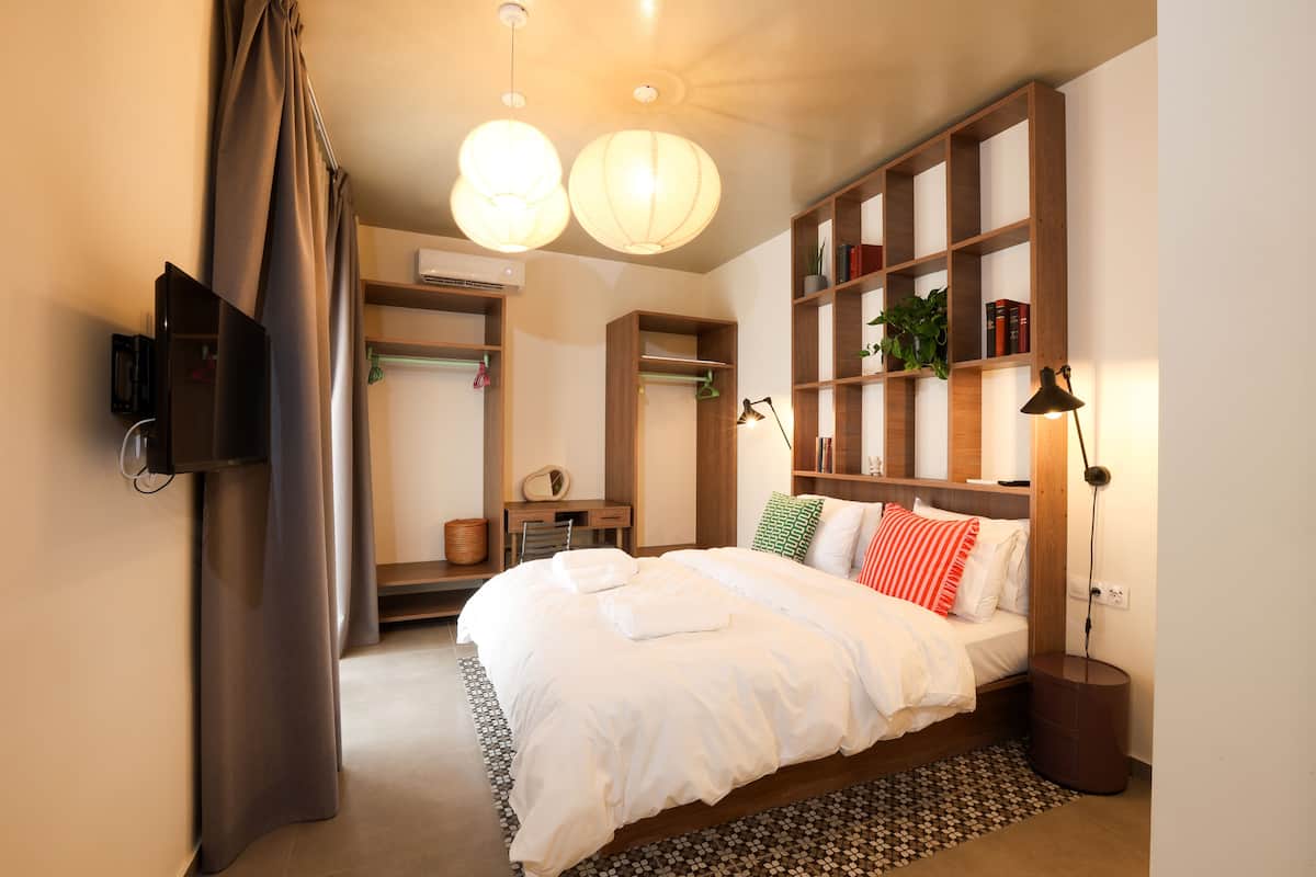 Urban Suite with Balcony | 1 camera, ferro/asse da stiro, Wi-Fi gratuito, lenzuola