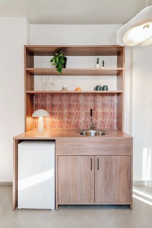 Urban Suite with Balcony | Iron/ironing board, free WiFi, bed sheets - Dogpound Athens (Athens)