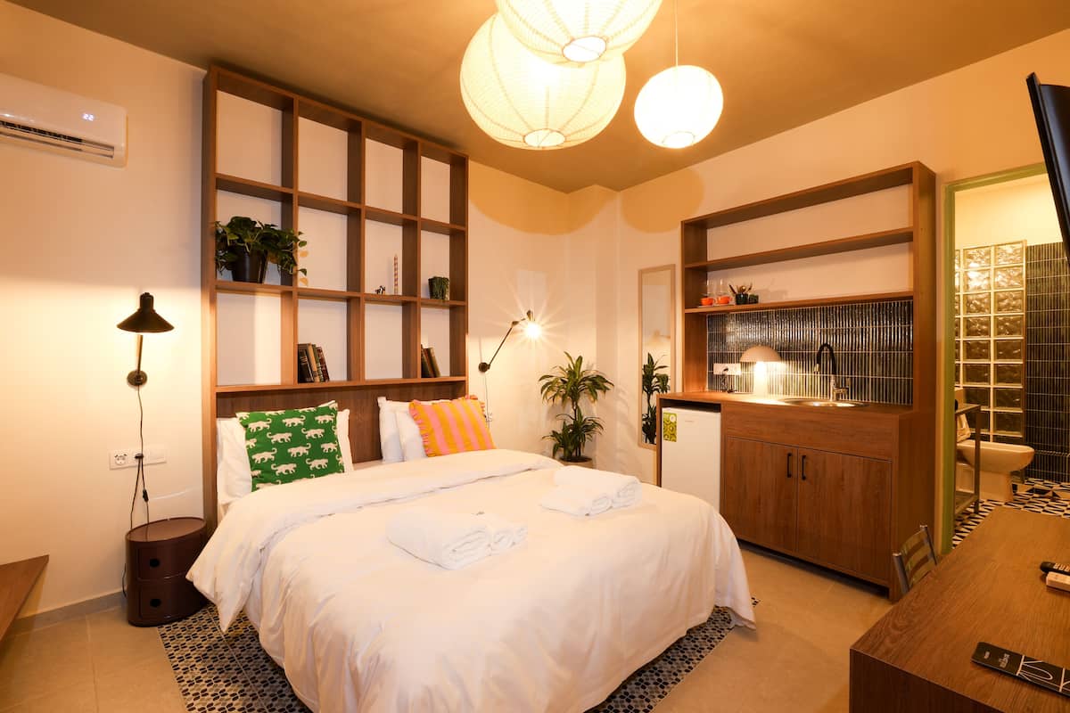 Cozy Double Room | 1 camera, ferro/asse da stiro, Wi-Fi gratuito, lenzuola