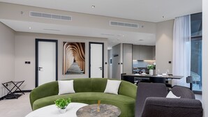 Leilighet – exclusive | Oppholdsområde | En 65-tommers smart-TV med kabel-kanaler samt Netflix