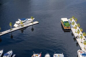 Exterior - Waves - Seaside Splendor 2BR in Dubai's Business Bay (Dubai)