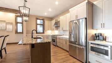 Fridge, microwave, dishwasher, cookware/dishes/utensils