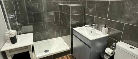 Huoneisto | Kylpyhuone | Suihku, hiustenkuivaaja, pyyhkeet