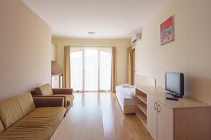 Standard Apartment | Living area | 24-inch LCD TV with cable channels - Aparthotel Serena Residence (Sozopol)