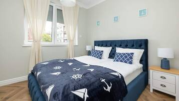 1 dormitorio, tabla de planchar con plancha, wifi y ropa de cama