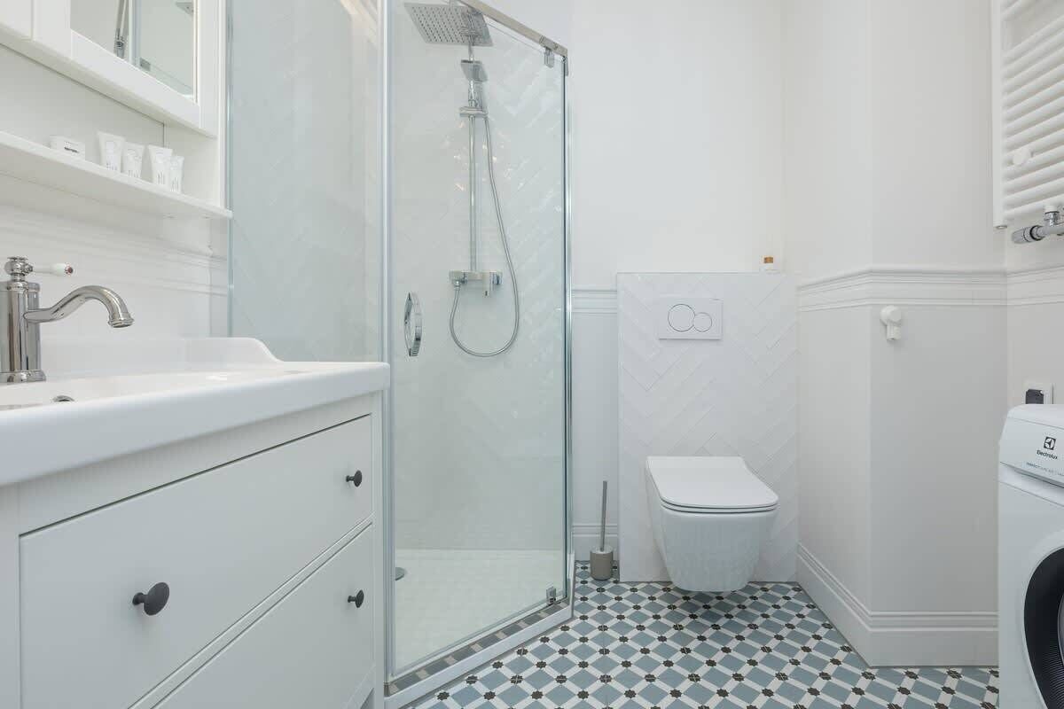 Shower, hair dryer, shampoo