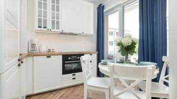 Coffee/tea maker, fridge, microwave, oven