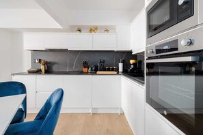 Kjøleskap, mikrobølgeovn, ovn og kokeplater