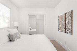 4 bedrooms, desk, iron/ironing board, WiFi - Your Indy HQ | Sleeps 7 | Furry Friends Welcome (Indianapolis)