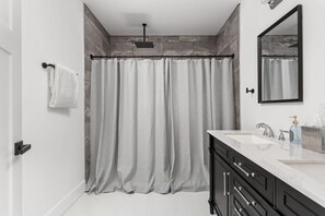 Shower, hair dryer, towels - Your Indy HQ | Sleeps 7 | Furry Friends Welcome (Indianapolis)