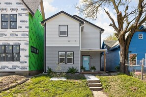 Exterior - Your Indy HQ | Sleeps 7 | Furry Friends Welcome (Indianapolis)