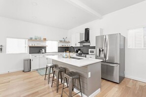 Fridge, microwave, oven, stovetop - Your Indy HQ | Sleeps 7 | Furry Friends Welcome (Indianapolis)